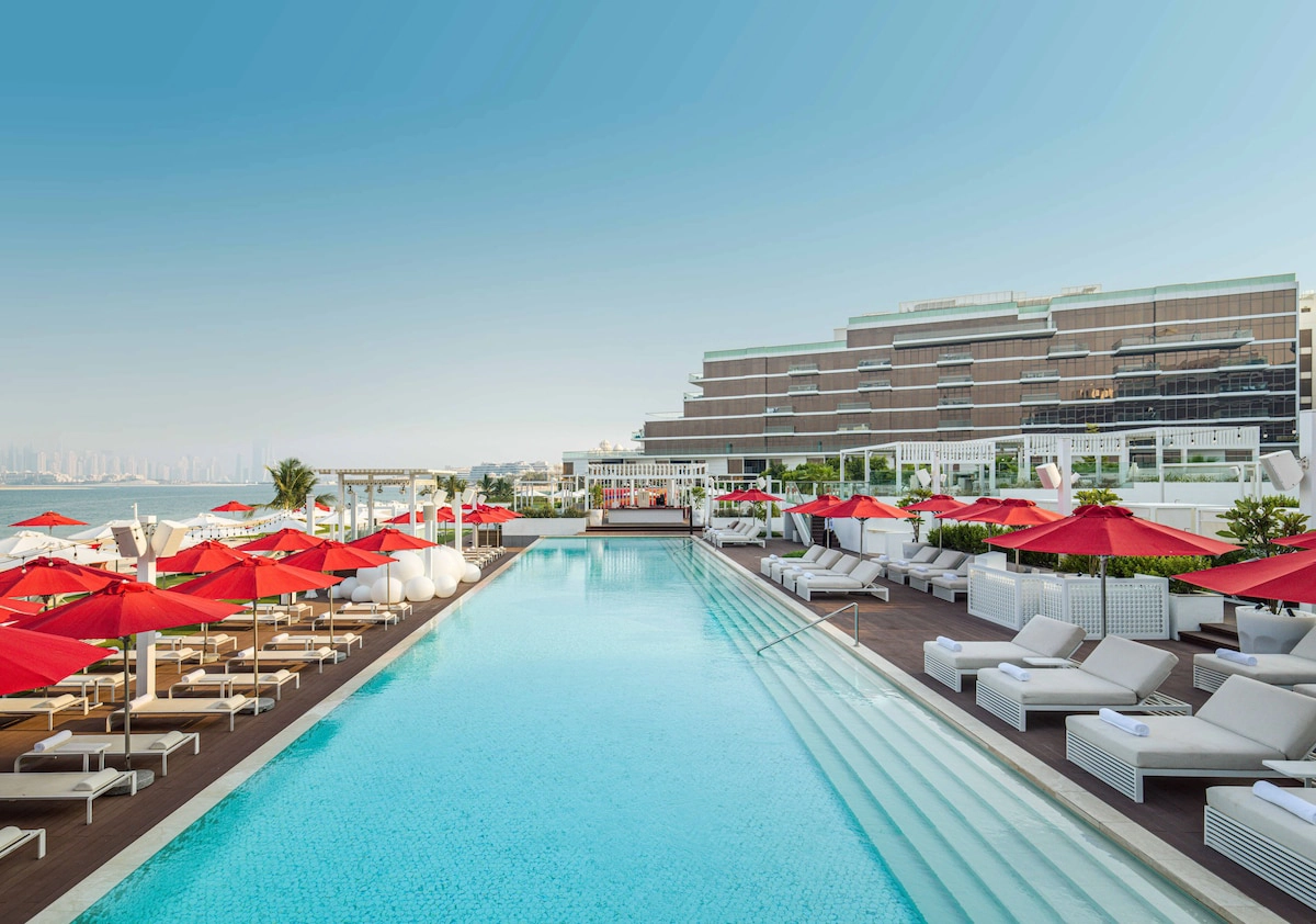 استخر هتل د8 پالم جمیرا آکور دبی